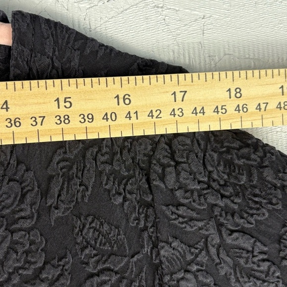 URU Designer V-neck Black Textured Silk Blouse Floral Print 100% Silk USA Made M - Picture 4 of 10